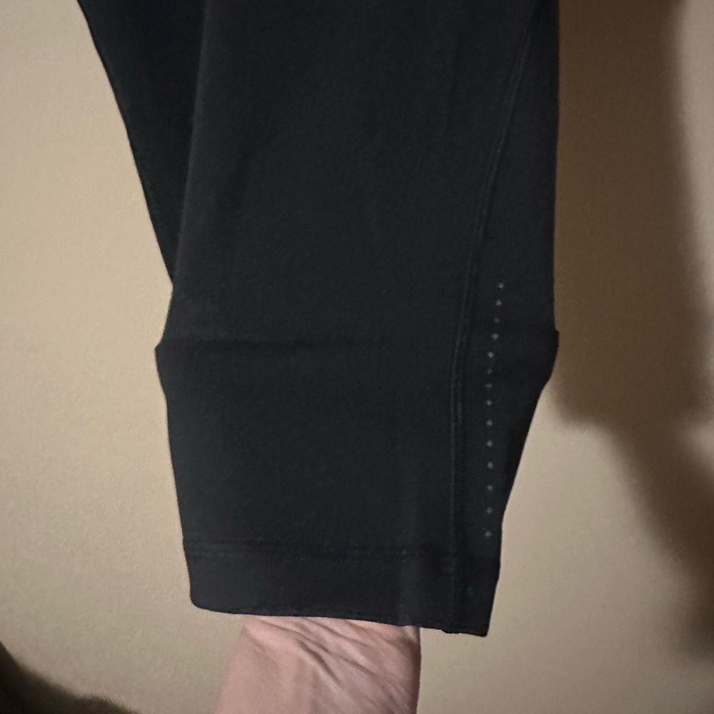 Lululemon cropped size 12 athletic leggings - Picture 4 of 9